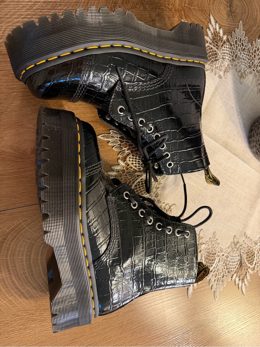 Women’s Dr Martens Platform Patent Leather Black Croc Lace Up Boots Size 7 NWOB - Picture 2 of 10